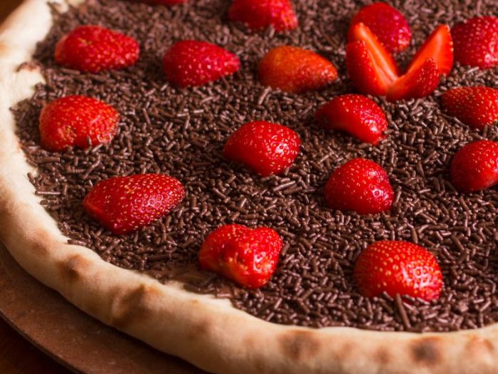 Pizza dulce de fresas y crema de cacao