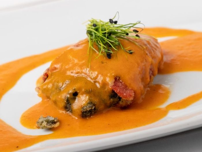 Canelones de merluza con salsa de piquillos