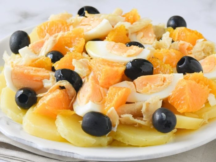 Ensalada malagueña con bacalao, naranja y patata